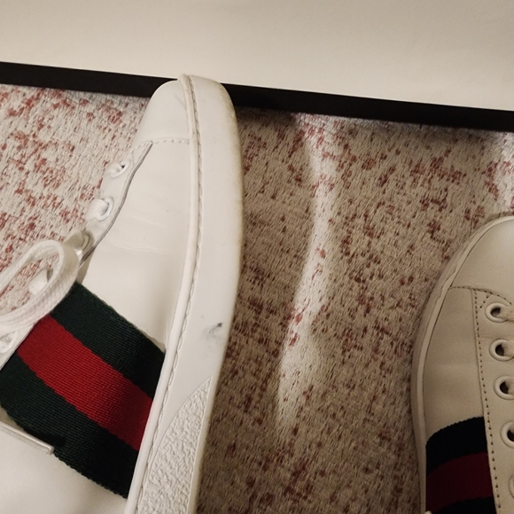 Gucci Women's White Sneakers with Embroidery Floral Design - Picture 4 of 9